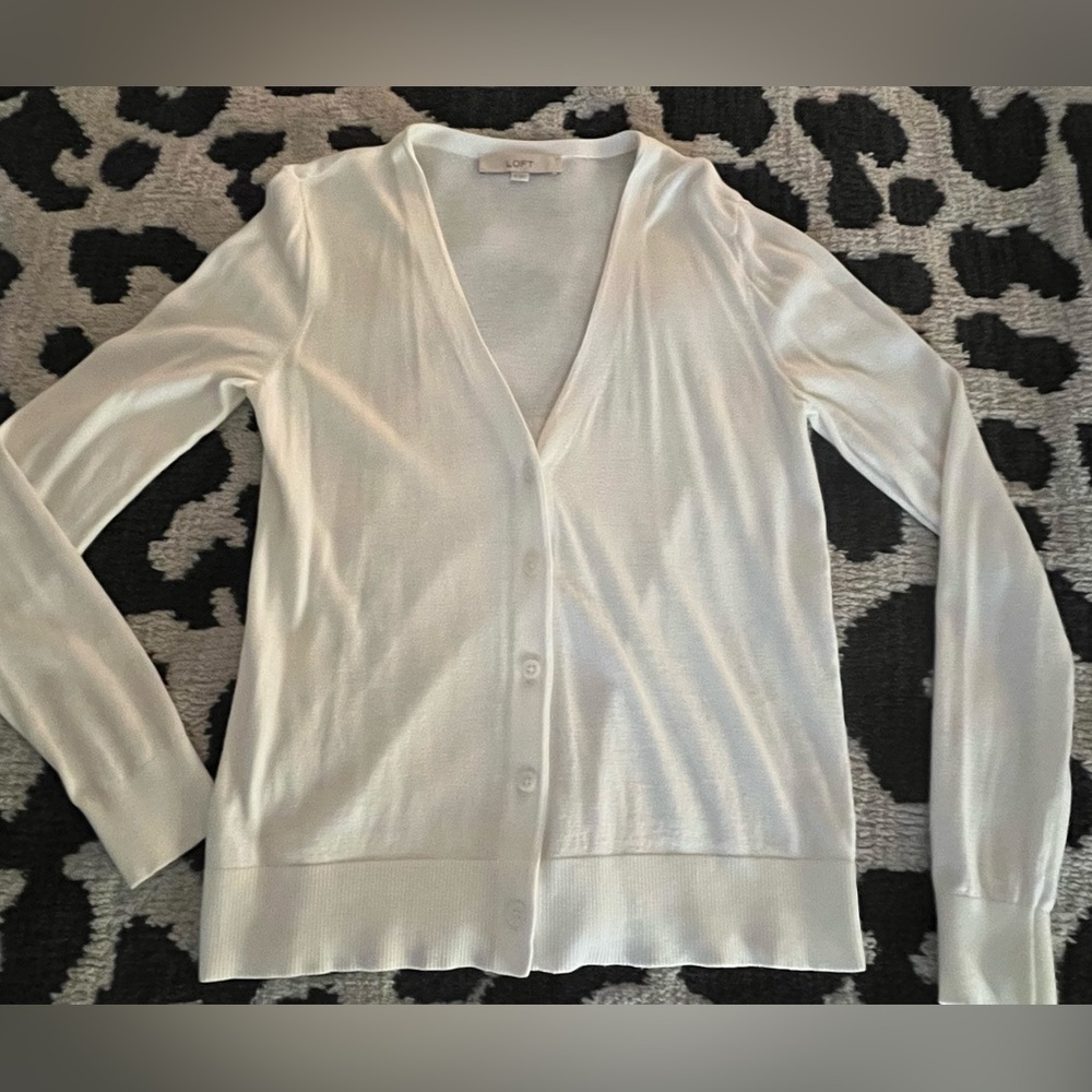 Ann Taylor V-Neck Cardigan in Cream. Size XS.